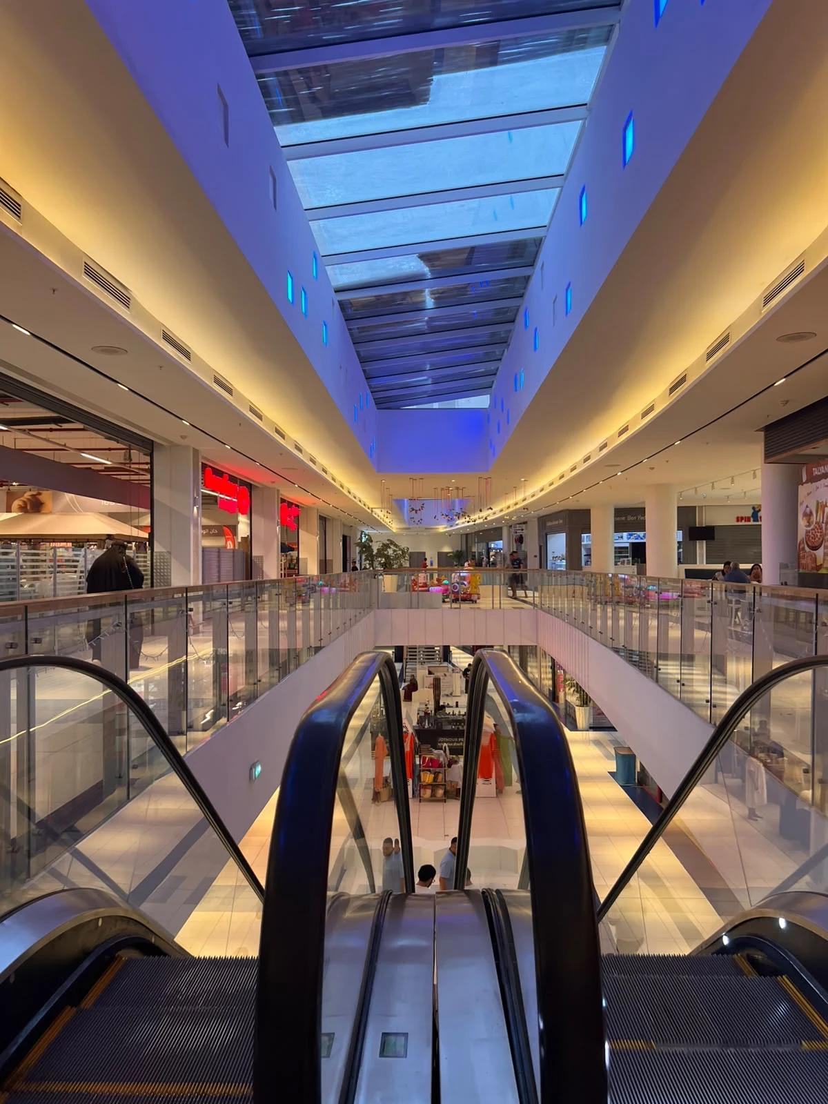 La galerie intérieure de Djerba Mall, ses escalators et sa verrière.