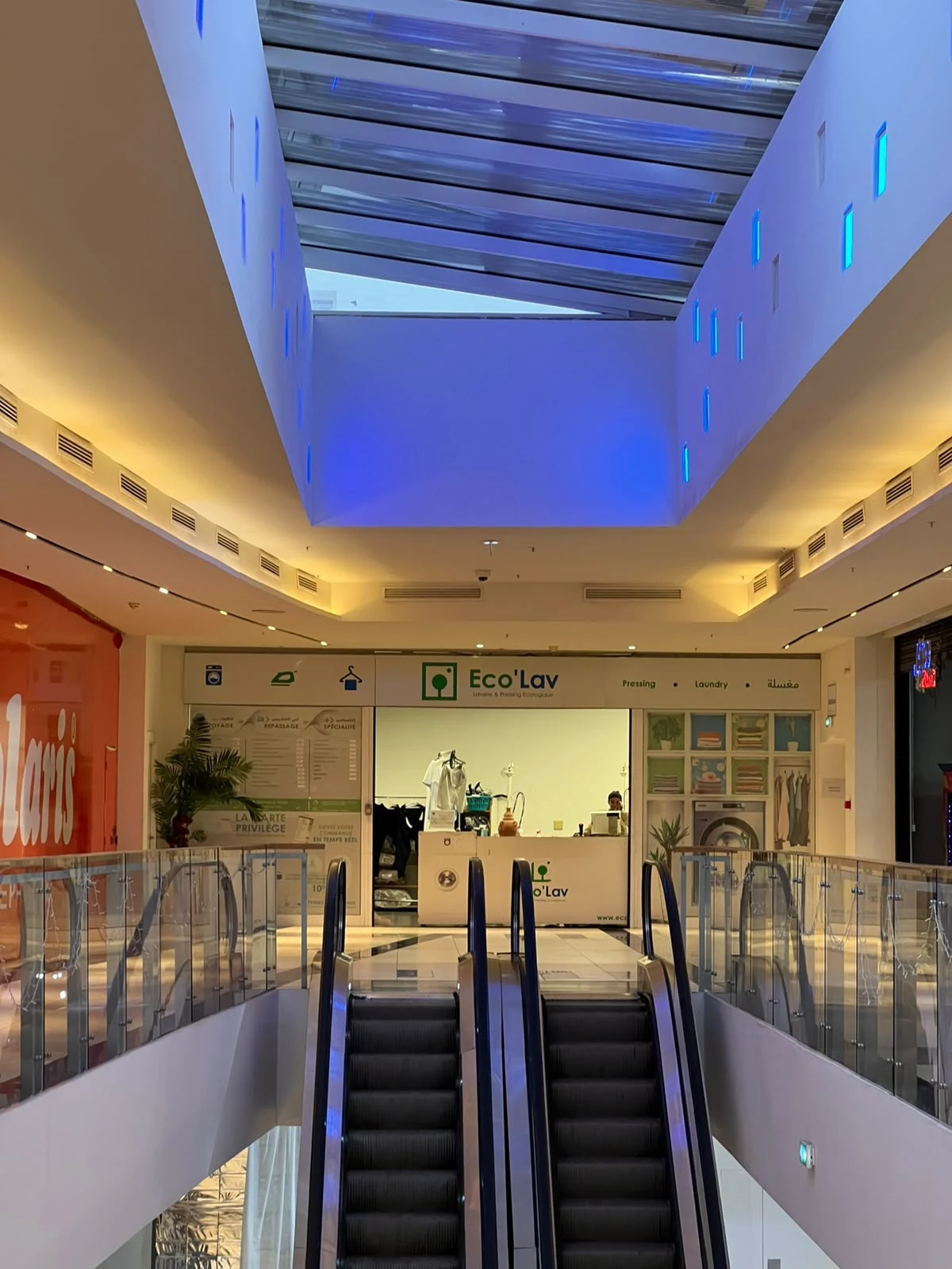 Escalators et vitrines dans la galerie de Djerba Mall à Midoun.