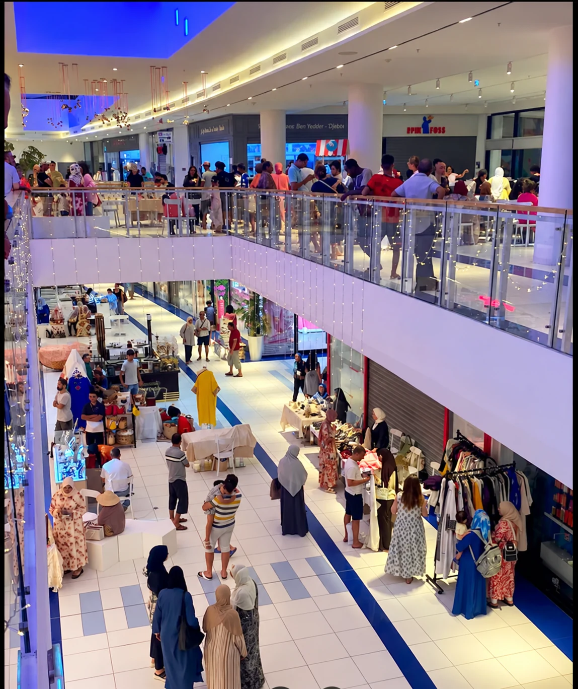 Un moment de rassemblement dans les galeries de Djerba Mall.